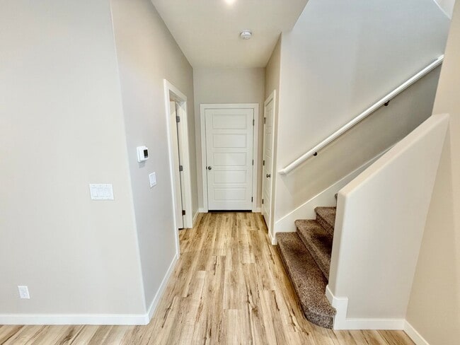 Building Photo - Beautiful 3 Bedroom Home In Desert Color!