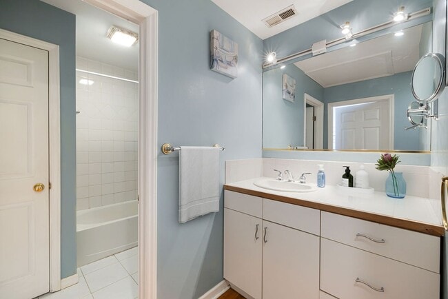 Building Photo - Stylish Studio Condo in Downtown Asheville...