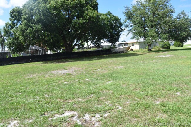 Building Photo - 1881 SE Airoso Blvd