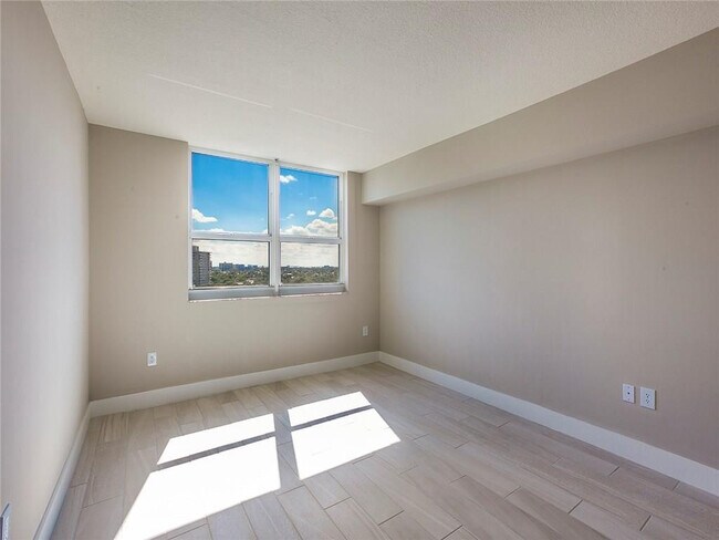 Building Photo - 1040 Seminole Dr