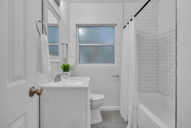 Building Photo - Renovation, MUST SEE!