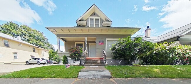 Primary Photo - 1 Bedroom Triplex ~ Close to Campus ~ Cat ...