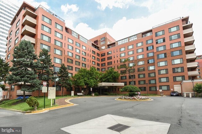 Building Photo - 1021 Arlington Blvd
