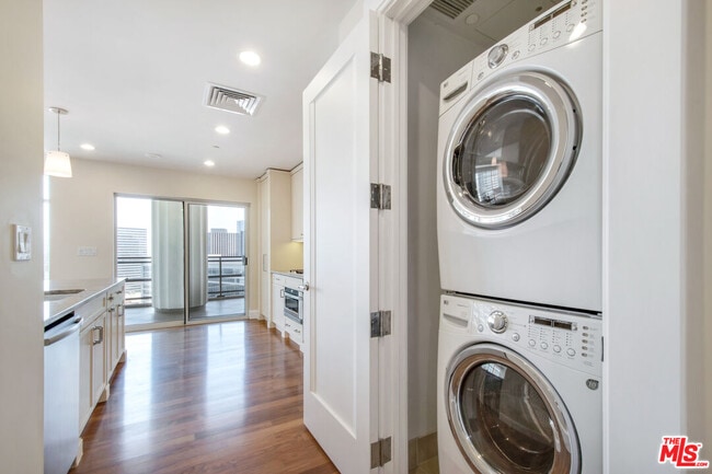 Building Photo - 1 W Century Dr