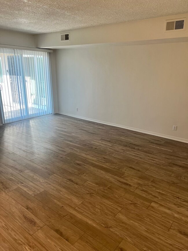 Building Photo - Second-floor 1-bedroom apartment in Whittier.