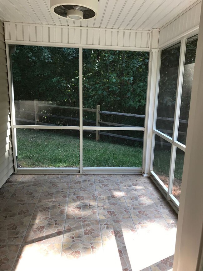 Building Photo - Beautiful 2 Bed/ 2 Bath Ranch in Desirable 55+ Neighborhood Located in Mooresville