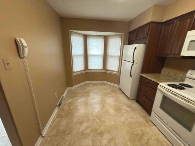 Building Photo - 3BR+BSMT Townhome (Tapestry) with COUNCIL ...