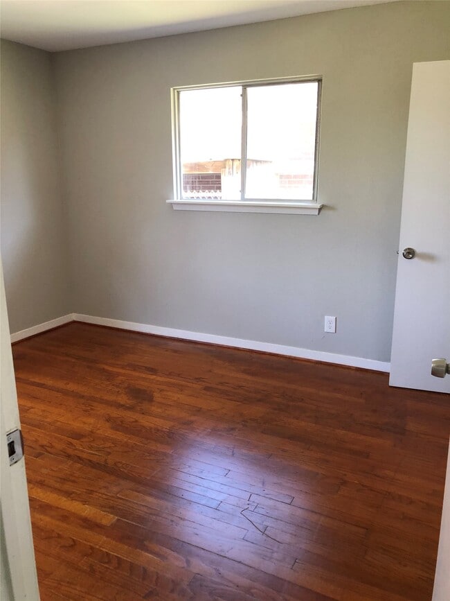 Building Photo - 509 Avenue J