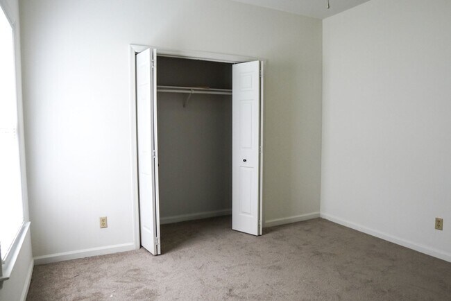 Building Photo - Two Bedroom Townhome!