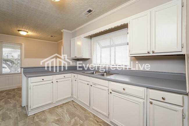 Building Photo - 141 Stewart Rd SE