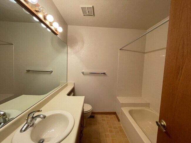 Building Photo - 8020 Holland Ct