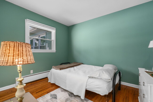 Building Photo - 17 Bruin Dr