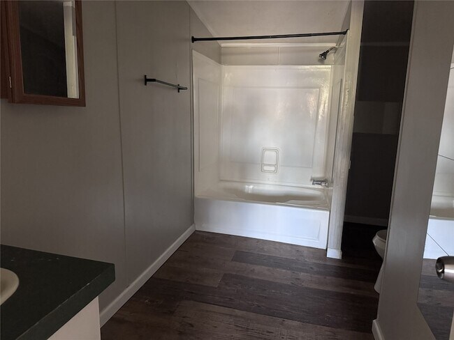 Building Photo - 934 Queenswood St