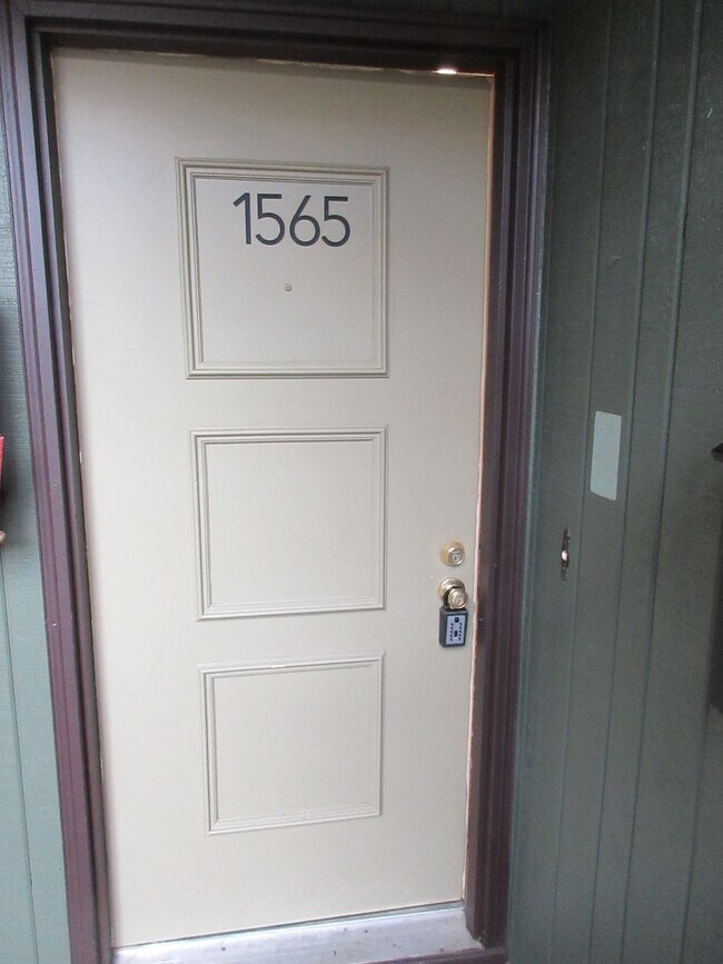 Building Photo - One Bedroom Apartment Close to Downtown