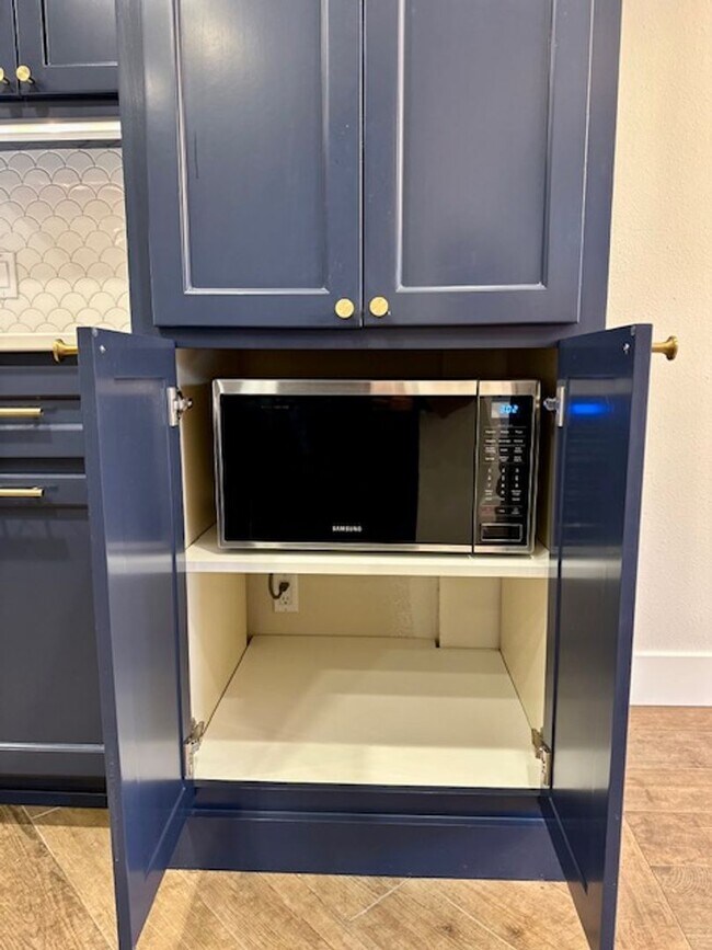 Building Photo - Riverfront Gated 2 Bedroom Luxury Condo!!