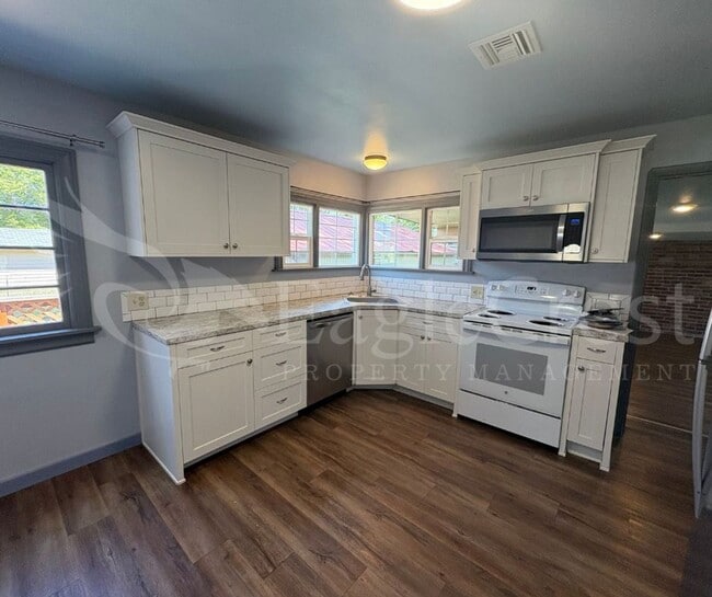 Building Photo - Two Bedroom House with Bonus Room Located ...