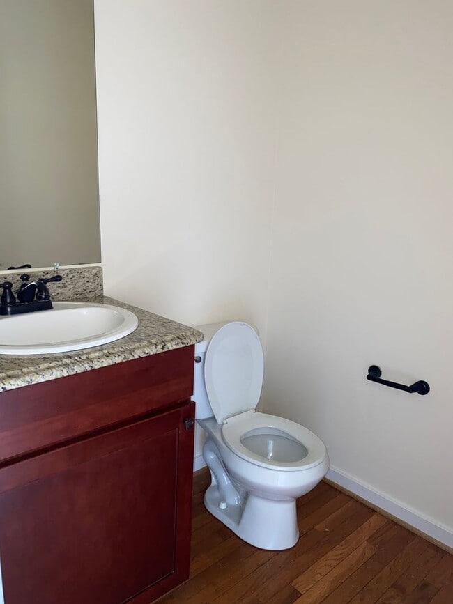 Building Photo - 3 Bedroom, 3.5 Bath Townhouse with Full Fi...