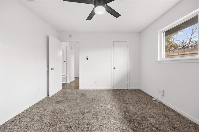 Building Photo - 11301 Oakwood Dr