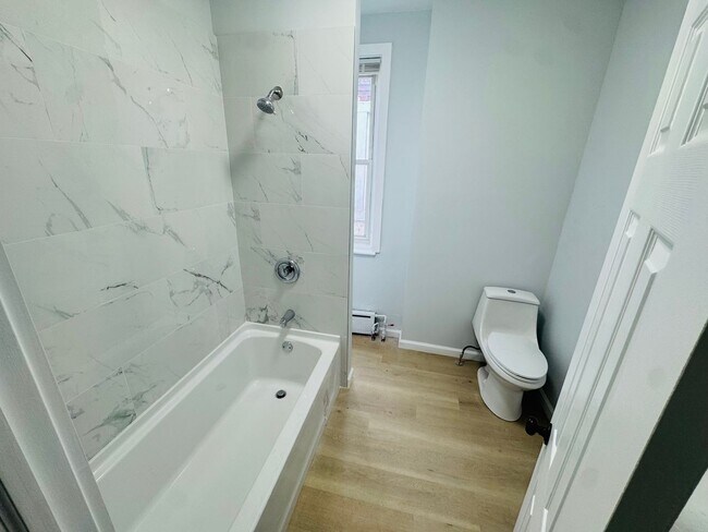Building Photo - Remodeled Large 3bd/1.5 House with Rear ya...