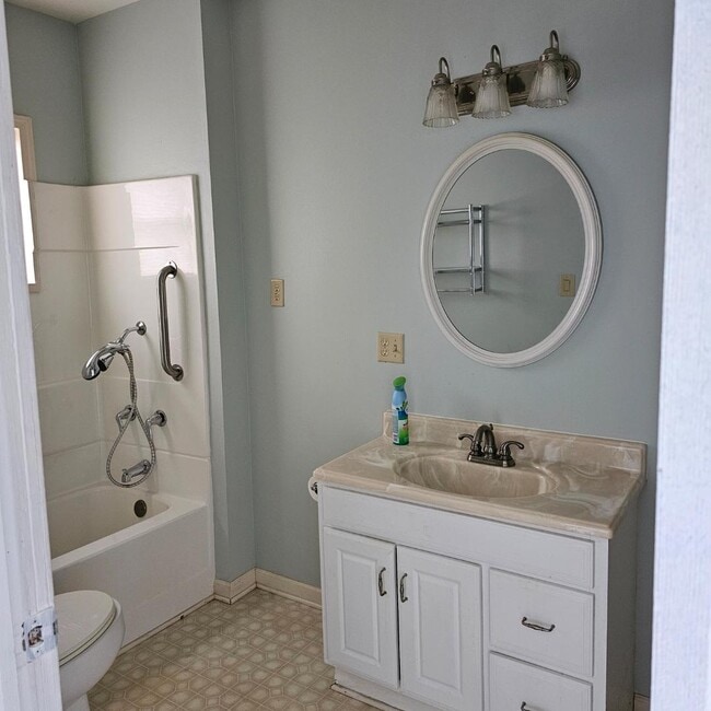 Building Photo - 611 Willow St