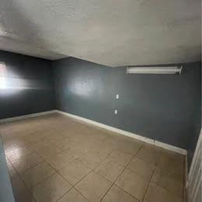 Building Photo - 12030 NW 29th Manor
