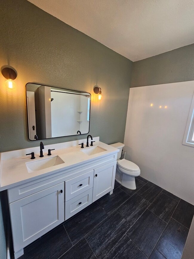 Building Photo - San Leandro Home w/ In-Law Unit: Perfect f...