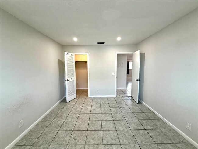 Building Photo - 511 W Kalmia Dr