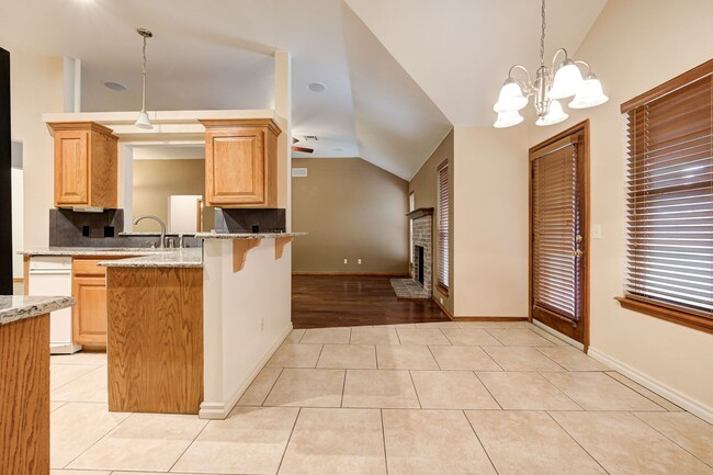 Building Photo - Amazing 4BD/3BTH home with a 3 car garage ...