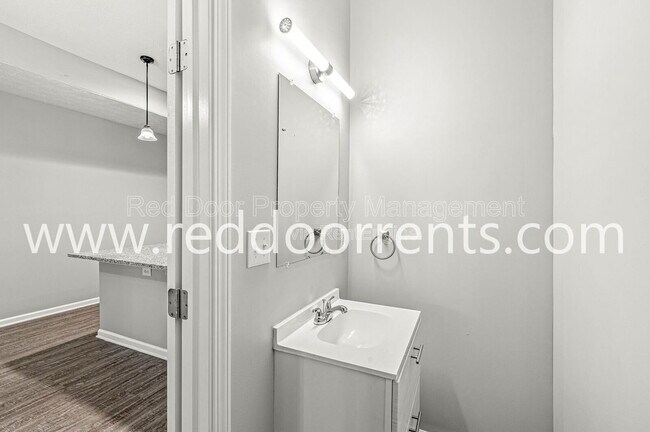 Building Photo - 2345 N Kenwood Ave