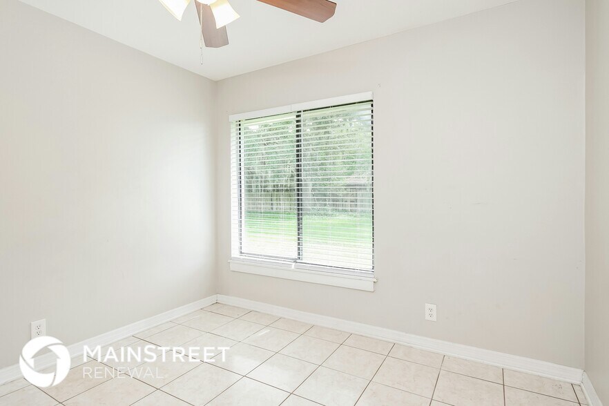 Building Photo - 820 E Flag Ln