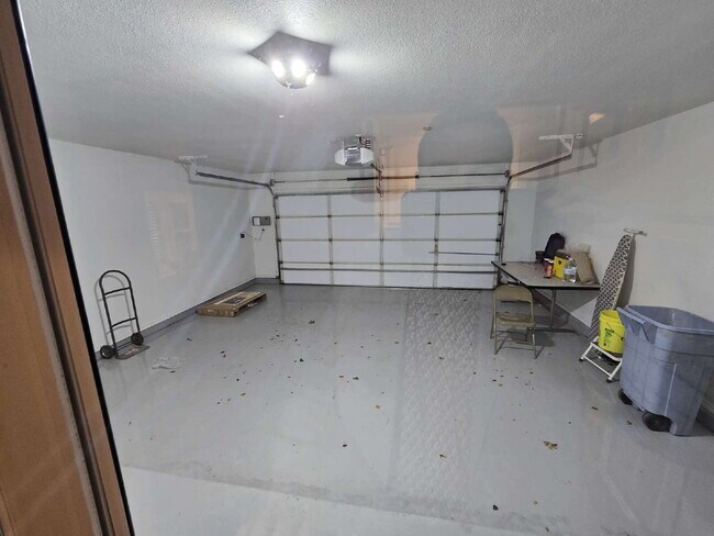 Building Photo - "Discover Spacious Comfort: 3-Bed, 2-Bath Gem on 77th Street (furnished)| Kingsgate