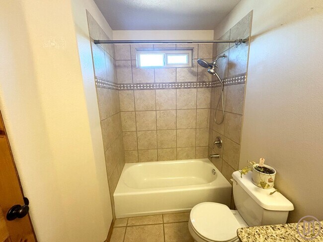 Building Photo - Beautiful home in La Verkin with all the v...