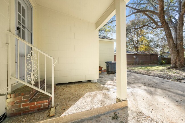 Building Photo - 1630 College Dr