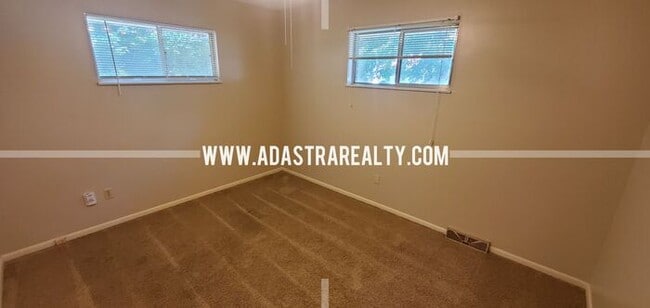 Building Photo - Spacious Shawnee Duplex-Available in SEPTE...