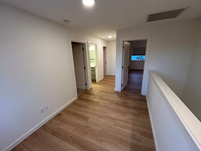 Building Photo - 4 bedroom, 2.5 Bath In Carlton- Great Location!