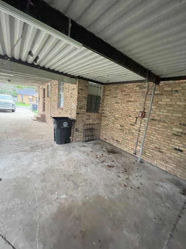 Building Photo - 3 bedrooms 2 baths - Section 8 Accepted