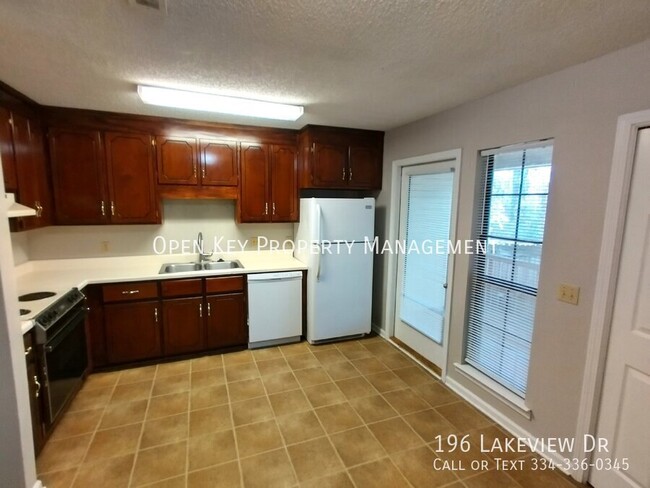 Building Photo - Spacious 2 bedroom, 1.5 bath townhouse in ...