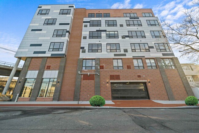 Building Photo - 17 Ave E