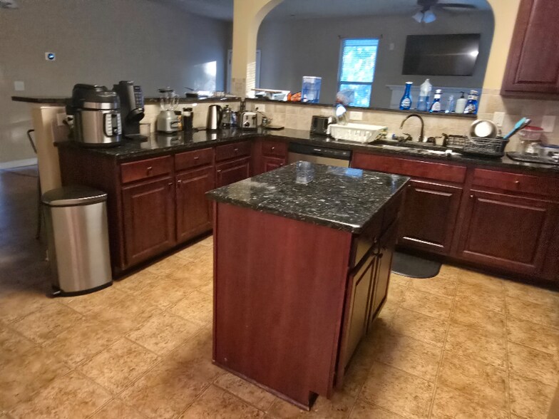 Building Photo - 2797 Huntcliffe Dr