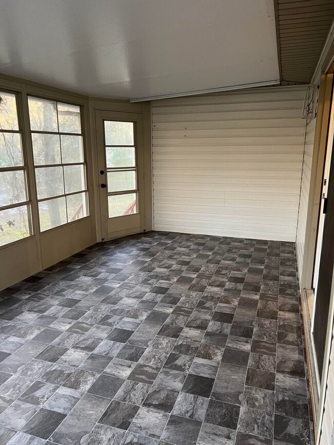 Building Photo - IN TOWN Convenience * available for a 12 month lease*