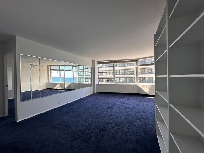Building Photo - 5757 N Sheridan Rd