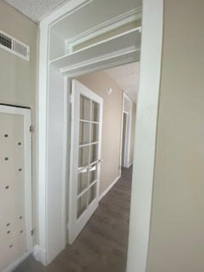 Building Photo - Newly updated 1 bedroom + office