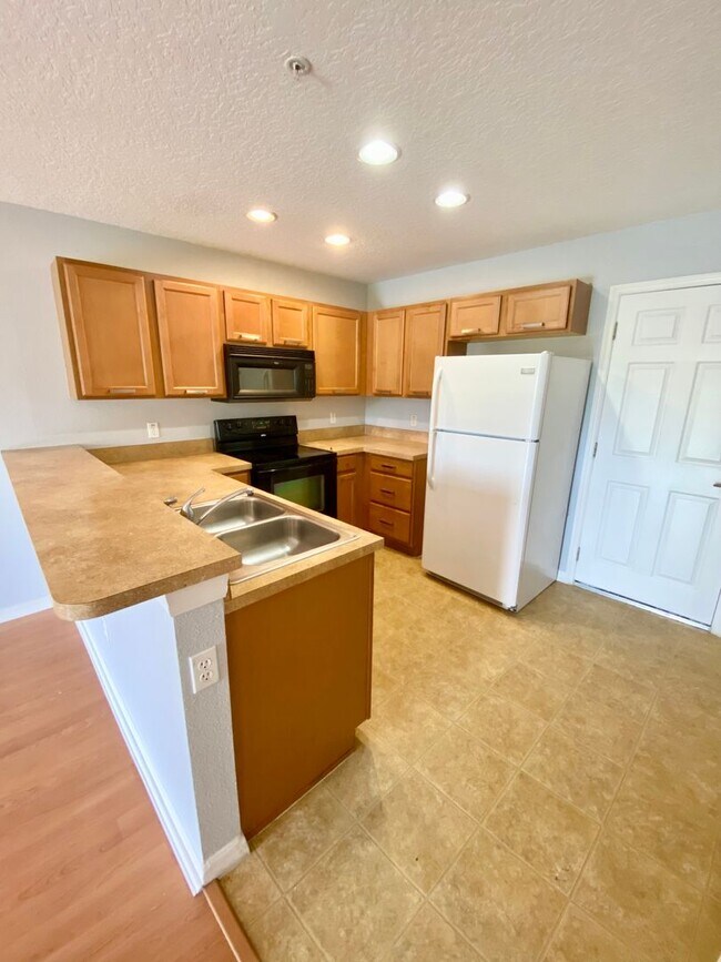 Building Photo - 3/2.5 Townhouse For Rent in SouthMeadow