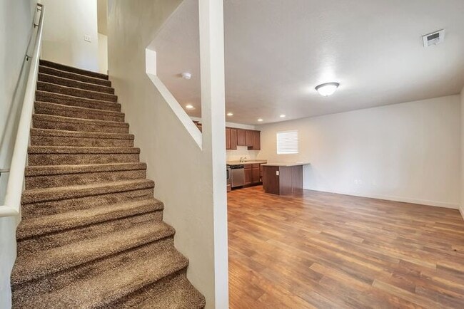 Building Photo - Awesome 2 Story Townhome in Vineyard with ...