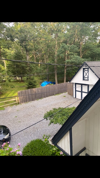 Driveway parking - 16 Landsberger St