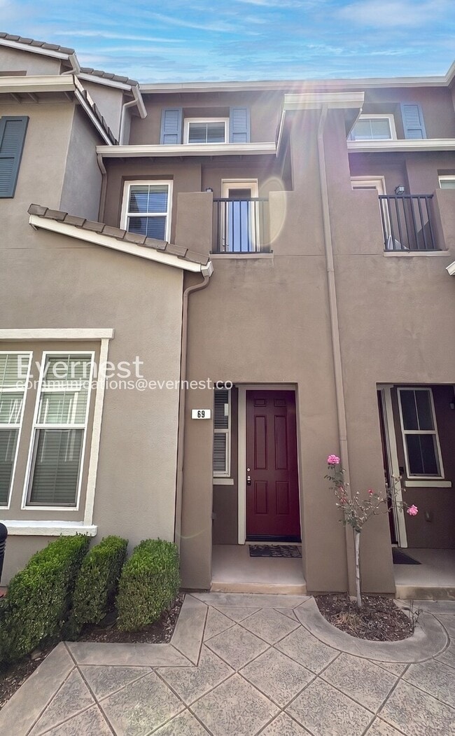 Building Photo - 3 Bed/3 Bath Townhome with Garage / Vouchers Accepted / Available Now!