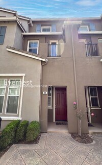 Building Photo - 3 Bed/3 Bath Townhome with Garage / Vouchers Accepted / Available Now!