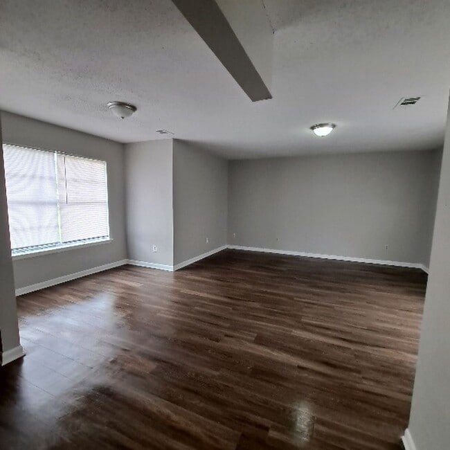 Building Photo - 606 Weaver Rd