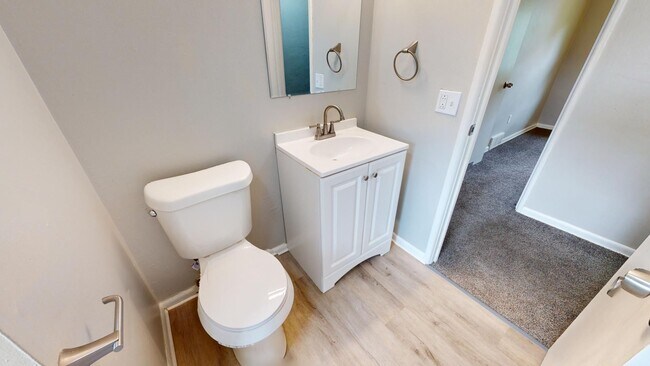 Building Photo - 3 Bedroom/1 bathroom renovated townhouse.
