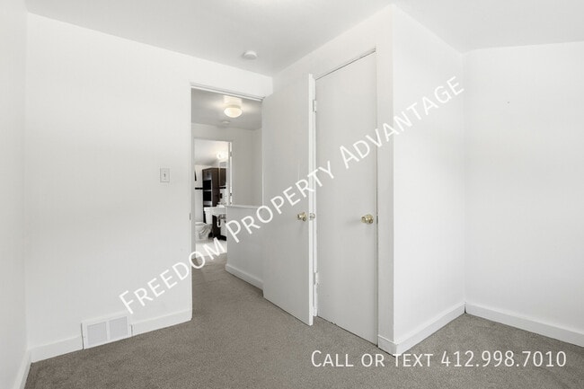 Building Photo - 3396 Columbia Dr